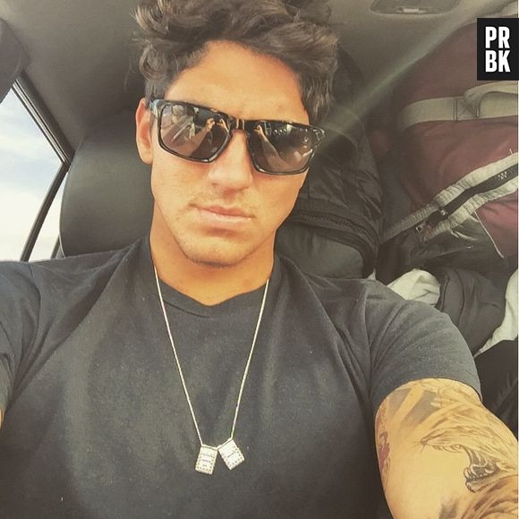 Gabriel Medina exibe uma selfie... o efeito usado? Slumber, é claro!