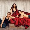 Nina Dobrev também tirou fotos bem ousadas ao lado dos parceiros de cena de "The Vampire Diaries", Ian Somerhalder e Paul Wesley