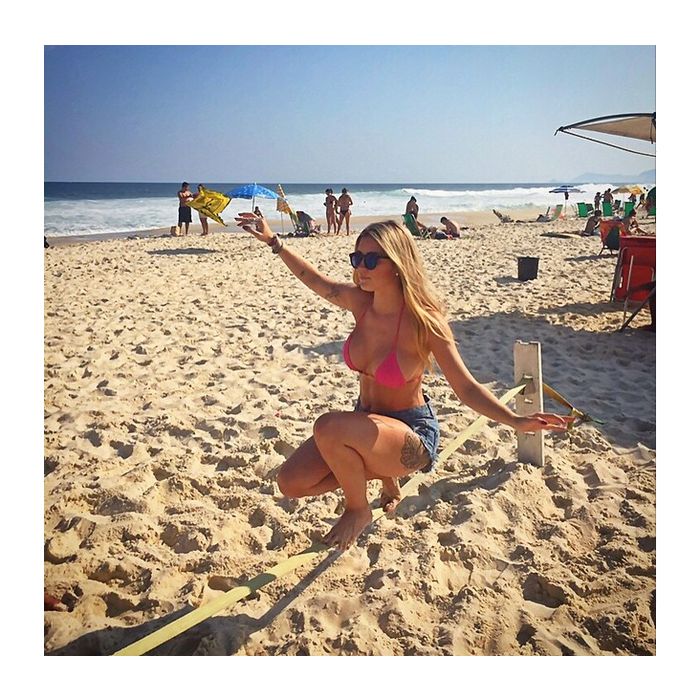  Aline Gotschalg, do &quot;BBB15&quot;, praticar slackline na praia e posta no Instagram 