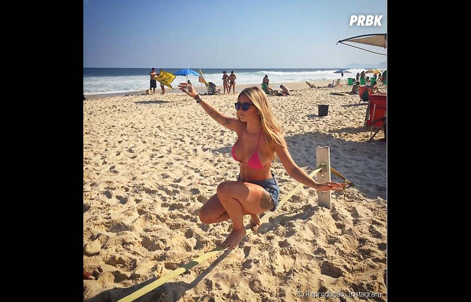  Aline Gotschalg, do &quot;BBB15&quot;, praticar slackline na praia e posta no Instagram 