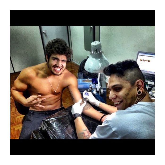  At&amp;eacute; para fazer tatuagem, Caio Castro dispensa o uso de camisa 