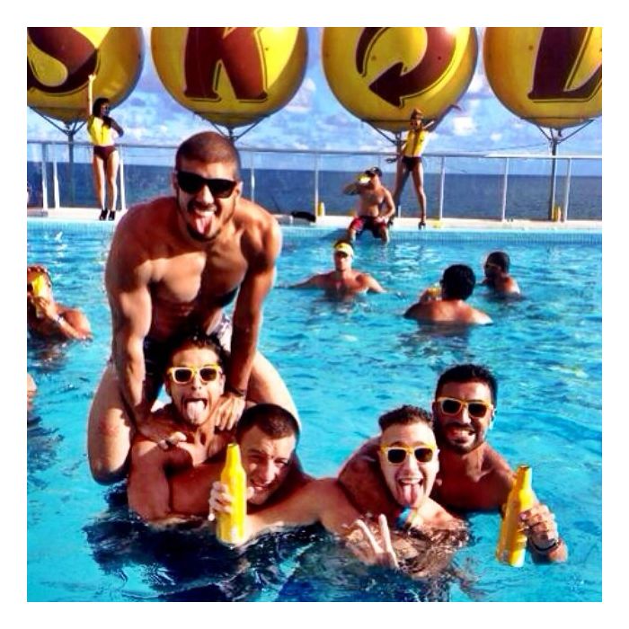  Caio Castro e amigos curtem um dia de piscina 