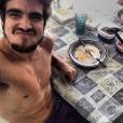  Para no almo&ccedil;o: Caio Castro faz selfie sem camisa 