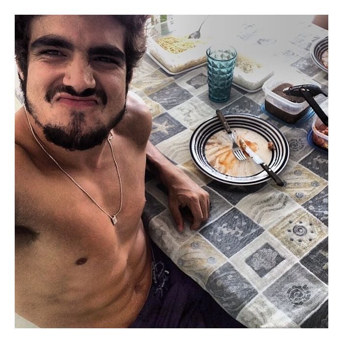  Para no almo&amp;ccedil;o: Caio Castro faz selfie sem camisa 