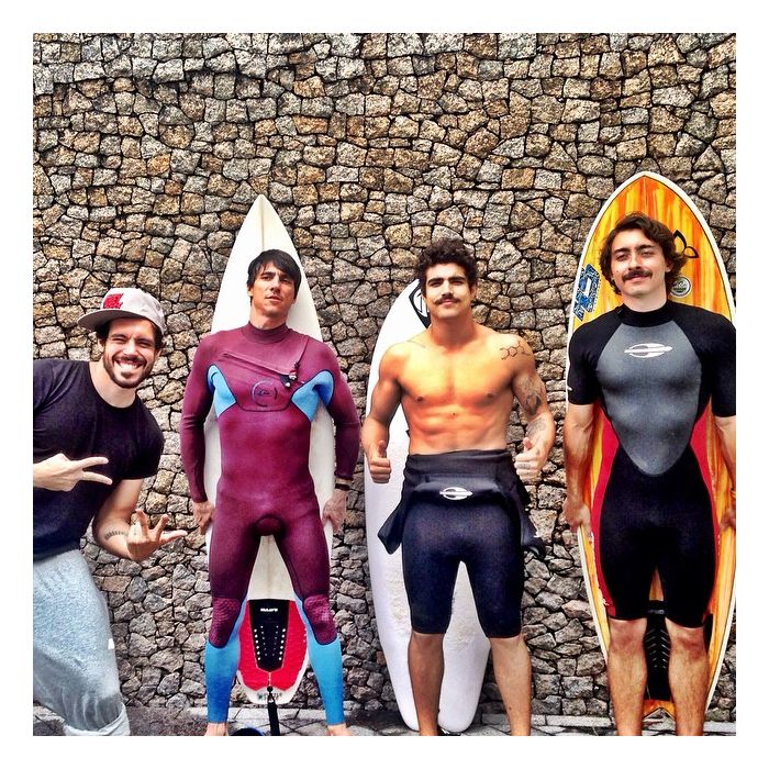  Caio Castro e amigos depois de dia de surf 
