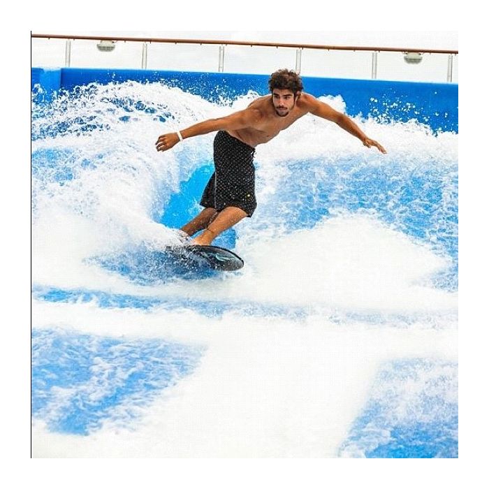  Caio Castro surf em piscina de ondas 