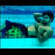  Pausa para uma foto "espont&acirc;nea", Caio Castro faz clique dentro da piscina 