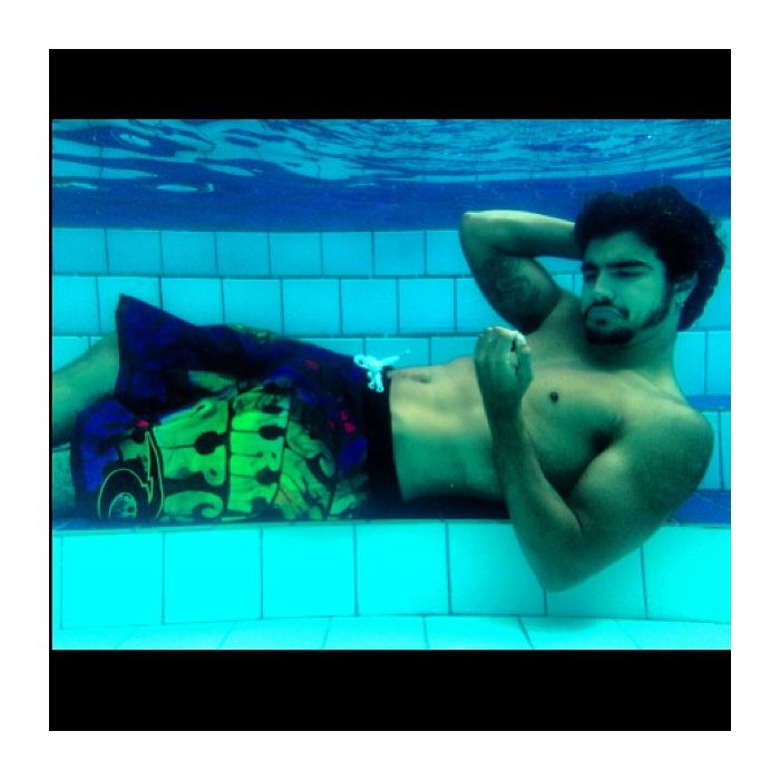  Pausa para uma foto &quot;espont&amp;acirc;nea&quot;, Caio Castro faz clique dentro da piscina 