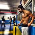  Caio Castro treina artes marciais sem camisa 