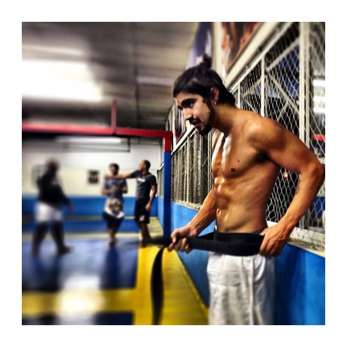  Caio Castro treina artes marciais sem camisa 