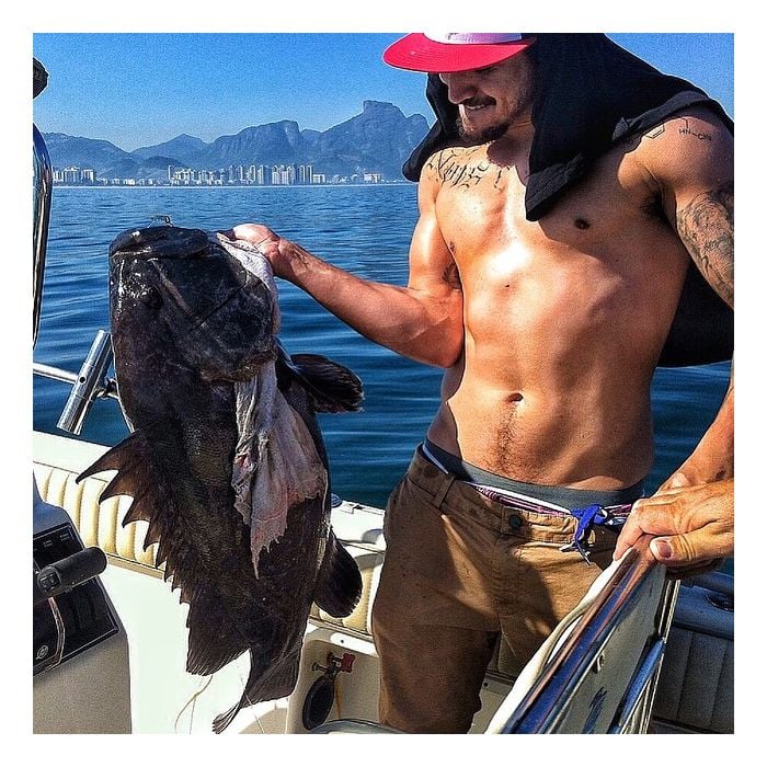  Caio Castro em um dia de pescaria, sem camisa 
