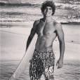  No in&iacute;cio da carreira: Caio Castro exibe foto sem camisa e com prancha de surf 
