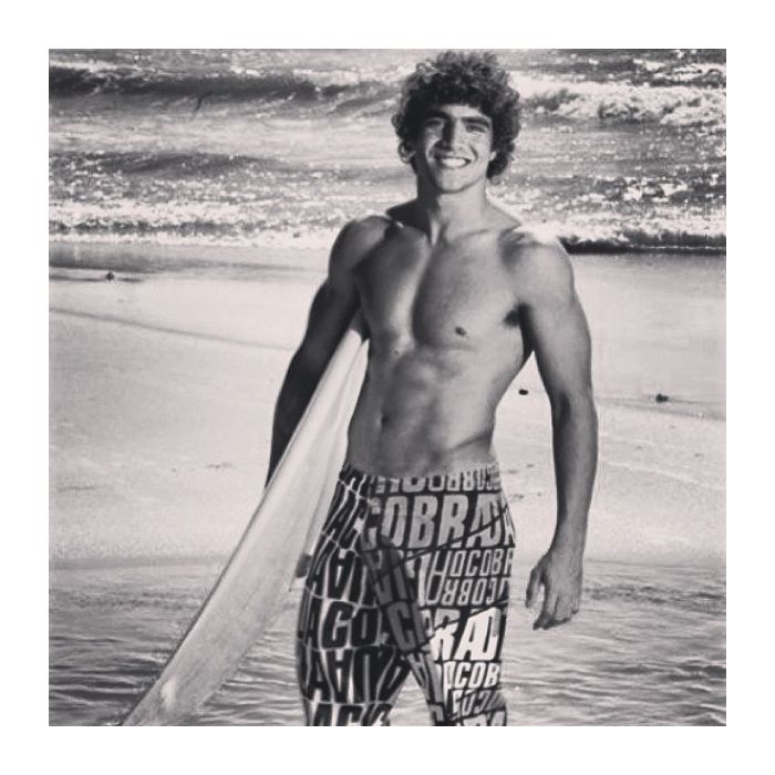  No in&amp;iacute;cio da carreira: Caio Castro exibe foto sem camisa e com prancha de surf 