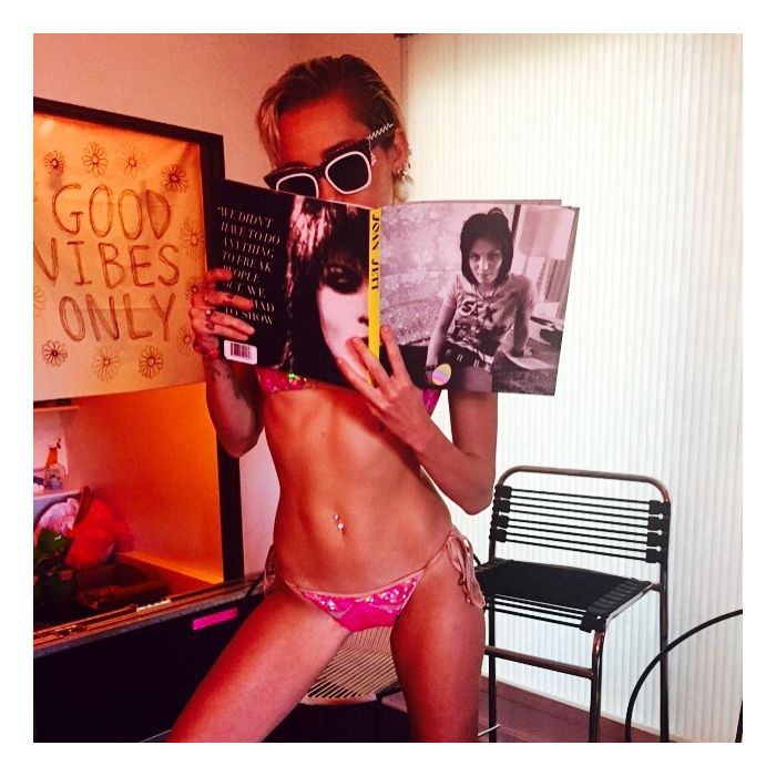  Miley Cyrus posa apenas de biqu&amp;iacute;ni no Instagram 