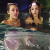 Miley Cyrus e Katy Weaver curtem piscina após assistirem à final de "RuPaul's Drag Race"