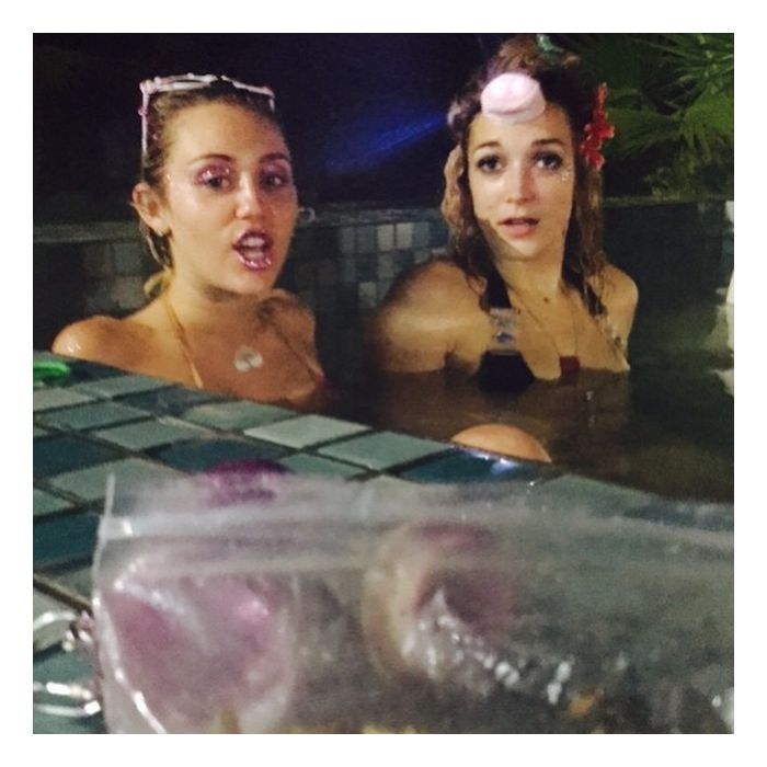  Miley Cyrus e Katy Weaver curtem piscina ap&amp;oacute;s assistirem &amp;agrave; final de &quot;RuPaul&#039;s Drag Race&quot; 