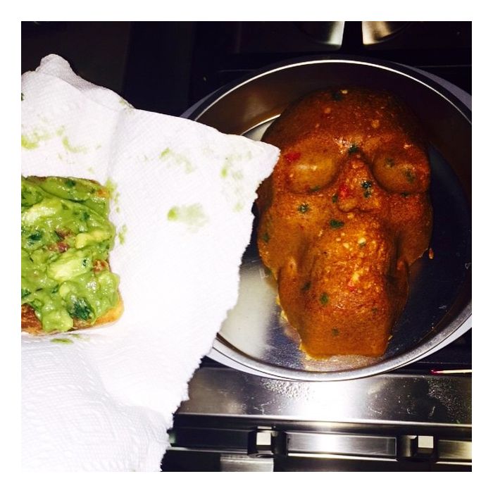  Os pratos servidos por Miley Cyrus para amigos eram decorados como rostos de caveiras mexicanas 