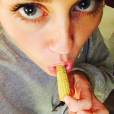  No Instagram, Miley Cyrus posa comendo milho e assistindo "RuPaul's Drag Race" 