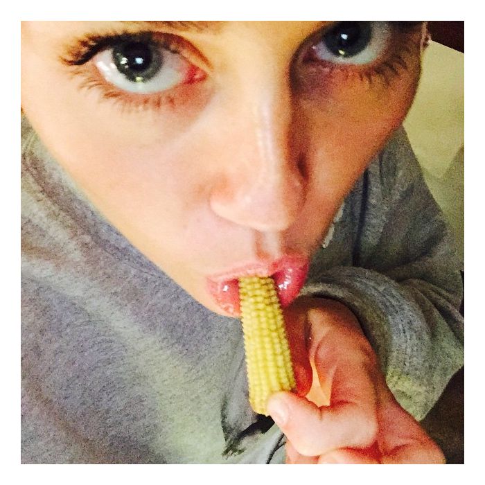  No Instagram, Miley Cyrus posa comendo milho e assistindo &quot;RuPaul&#039;s Drag Race&quot; 