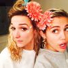 Miley Cyrus posa com a amiga, Katy Weaver, em festinha animada em sua casa