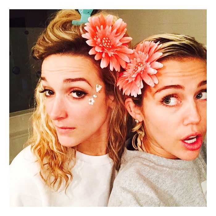  Miley Cyrus posa com a amiga, Katy Weaver, em festinha animada em sua casa 