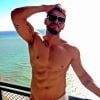 O cantor Lucas Lucco também ama sensualizar. Namora com a gente, por favor!