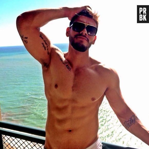 O cantor Lucas Lucco também ama sensualizar. Namora com a gente, por favor!