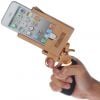 Pelo tamanho dessa capa de celular, ela é mesmo uma arma!