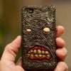 Essa capa de celular com cara de monstro é boa pra ninguém mexer nele