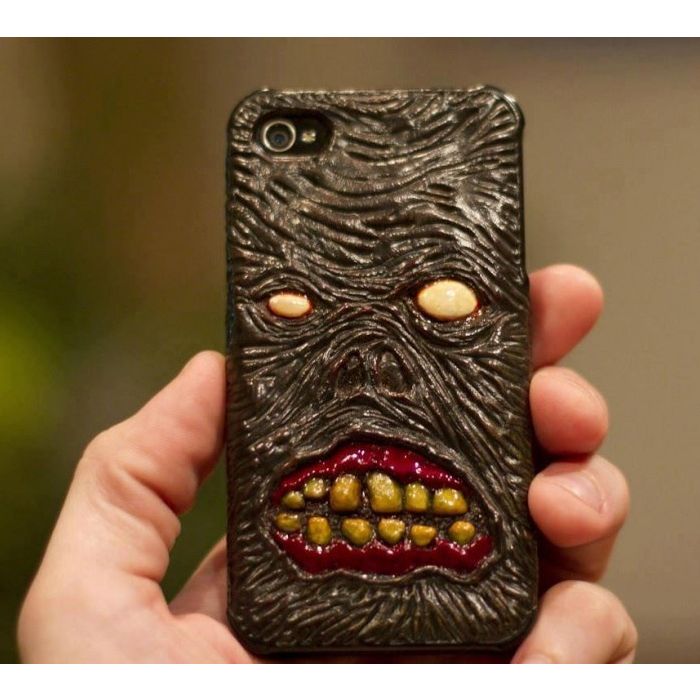  Essa capa de celular com cara de monstro &amp;eacute; boa pra ningu&amp;eacute;m mexer nele 