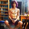 Rafael Vitti, de "Malhação", publicou foto onde está com o corpo todo tatuado e cabelo roxo 