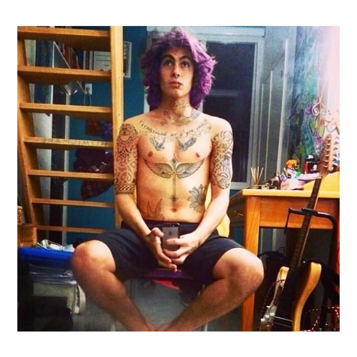  Rafael Vitti,&amp;nbsp;de &quot;Malha&amp;ccedil;&amp;atilde;o&quot;,&amp;nbsp;publicou foto onde est&amp;aacute; com o corpo todo tatuado e cabelo roxo&amp;nbsp; 