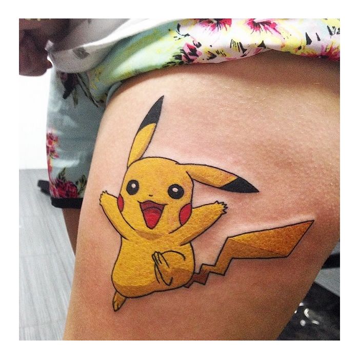  E n&amp;atilde;o &amp;eacute; que essa tatuagem de Pikachu, da s&amp;eacute;rie &quot;Pok&amp;eacute;mon&quot;, ficou boa? 
