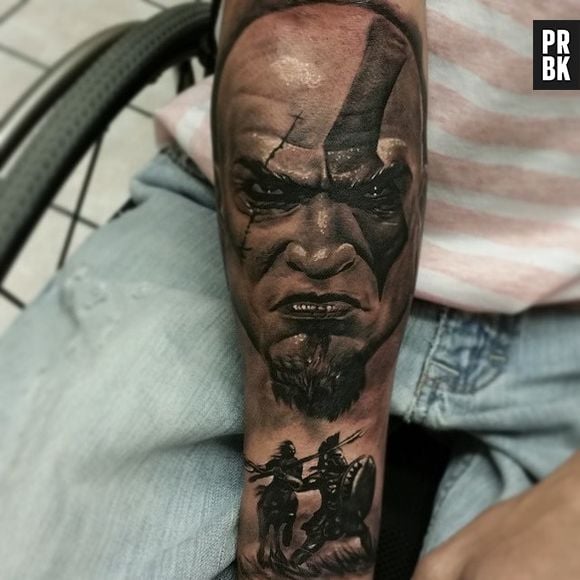 Tatuagem irada inspirada no game "God of War"!