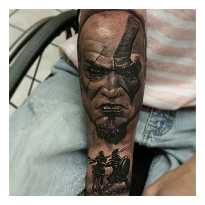  Tatuagem irada inspirada no game &quot;God of War&quot;! 