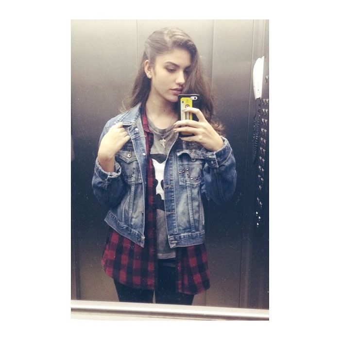  Giovanna Grigio vive mostrando o look atrav&amp;eacute;s do cl&amp;aacute;ssico clique no espelho do elevador 