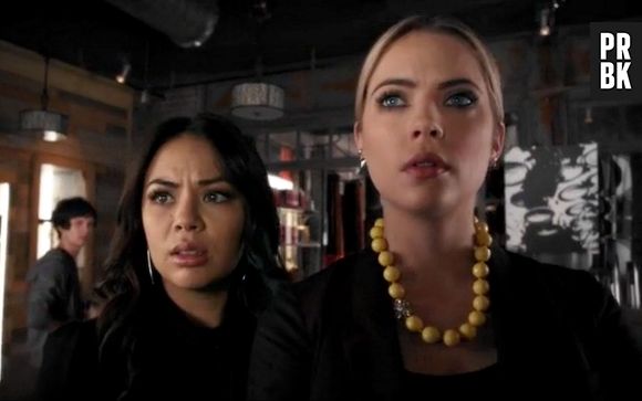 Em "Pretty Little Liars", Mona (Janel Parrish) reapareceu e pede a ajuda de Hanna (Ashley Benson)