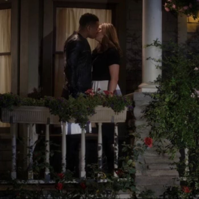 Alison (Sasha Pieterse) e Lorenzo (Travis Winfrey) se beijaram em &quot;Pretty Little Liars&quot;