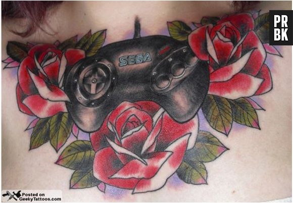 Arte de tatuagem com o clássico controle da SEGA