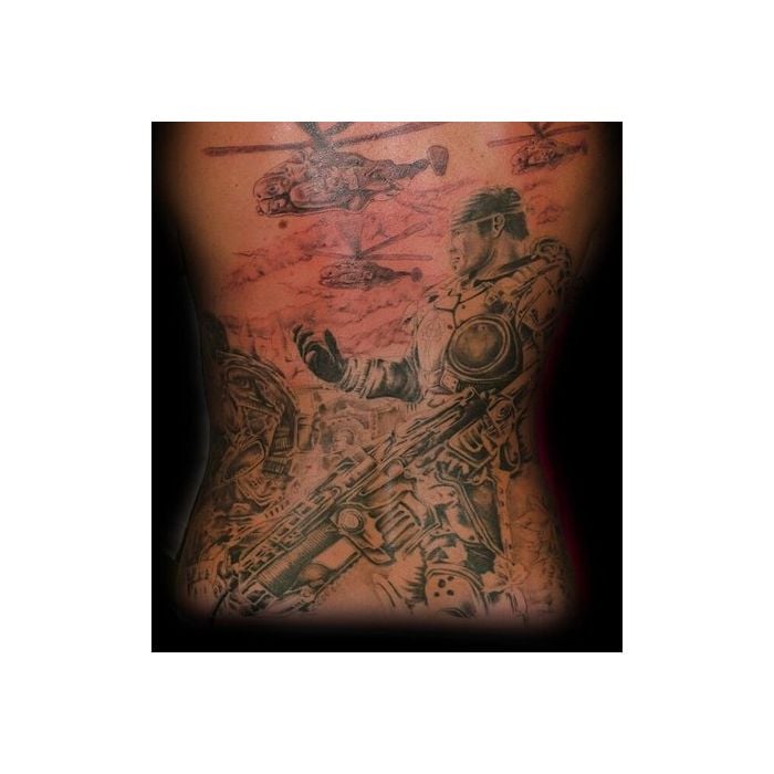 Arte incrível da tatuagem com os soldados de &quot;Gears of War&quot;