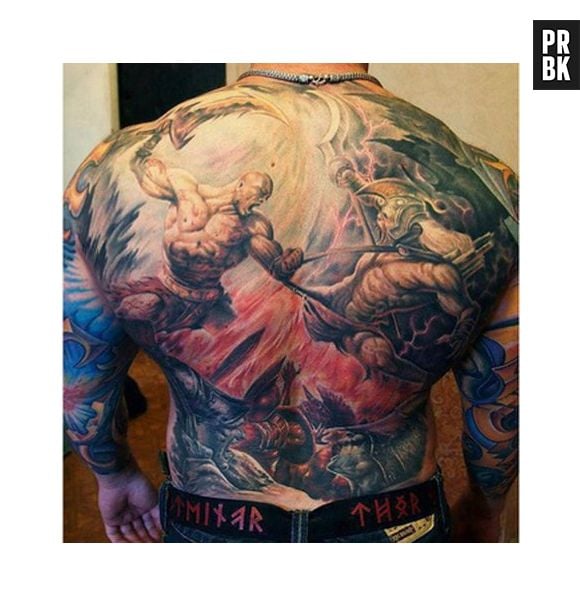 Outra tatoo incrível dessa vez de "God of War"