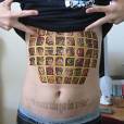 E que tal essa "tela" de seleção de personagens de "Marvel vs. Capcom II" tatuada na barriga?