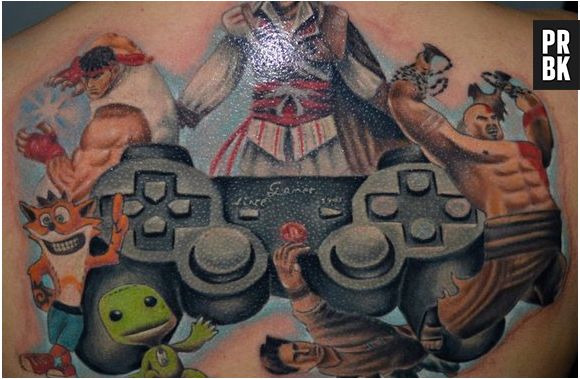 Esse sim é fã do Playstation! Uma tatuagem com os personagens mais icônicos do console: Ezio, Crash, Sackboy...