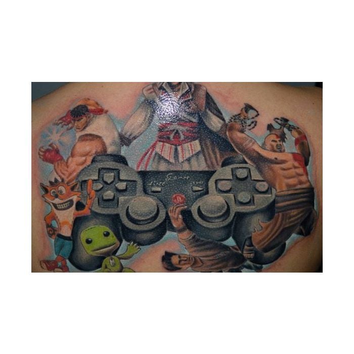 Esse sim é fã do Playstation! Uma tatuagem com os personagens mais icônicos do console: Ezio, Crash, Sackboy...