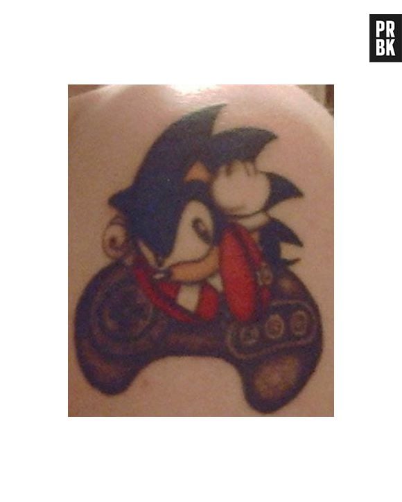 Sonic e o controle do Mega Drive, da Sega, são homenageado em tatuagem