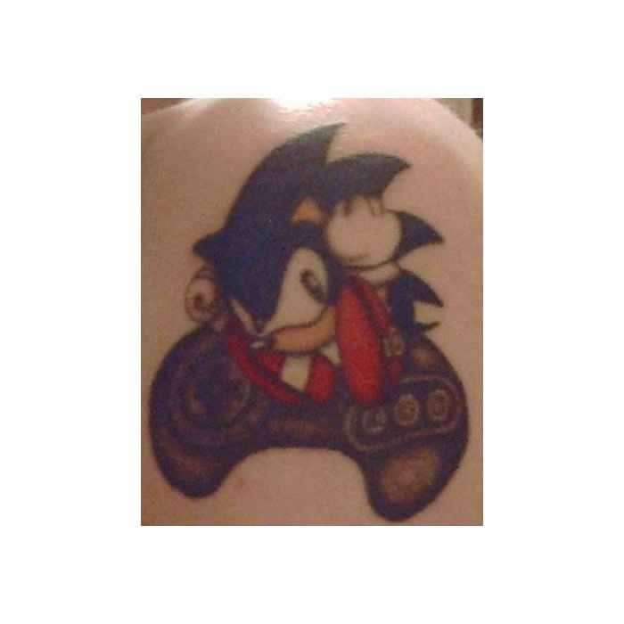 Sonic e o controle do Mega Drive, da Sega, são homenageado em tatuagem