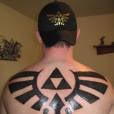 A triforce de "The Legend of Zelda" tatuado nas costas