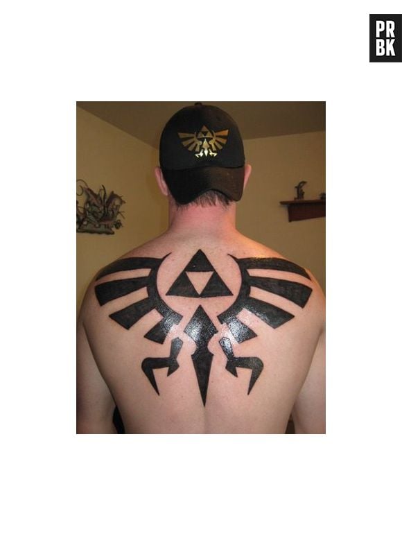 A triforce de "The Legend of Zelda" tatuado nas costas