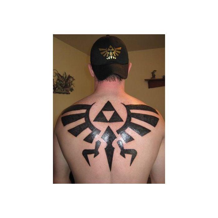 A triforce de &quot;The Legend of Zelda&quot; tatuado nas costas