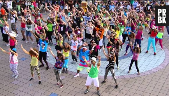 Flash Mob parece legal, mas não é. Selo de vergonha alheia neles!